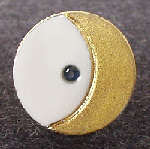 RING:
handgefertigtes Limoges Porzellanplttchen,
ø ~16mm,
mattgold 24ct,
m. Saphir, Facettenschliff
