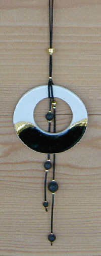 http://www.schmuck.fradl.com - Halsschmuck, Porzellan, schwarz-wei, m. 24ct. Gold, Antikgold, Lavaperlen